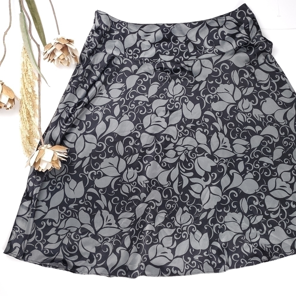 NY & Co Black Silver Satin Floral Skirt 8 - Picture 7 of 12